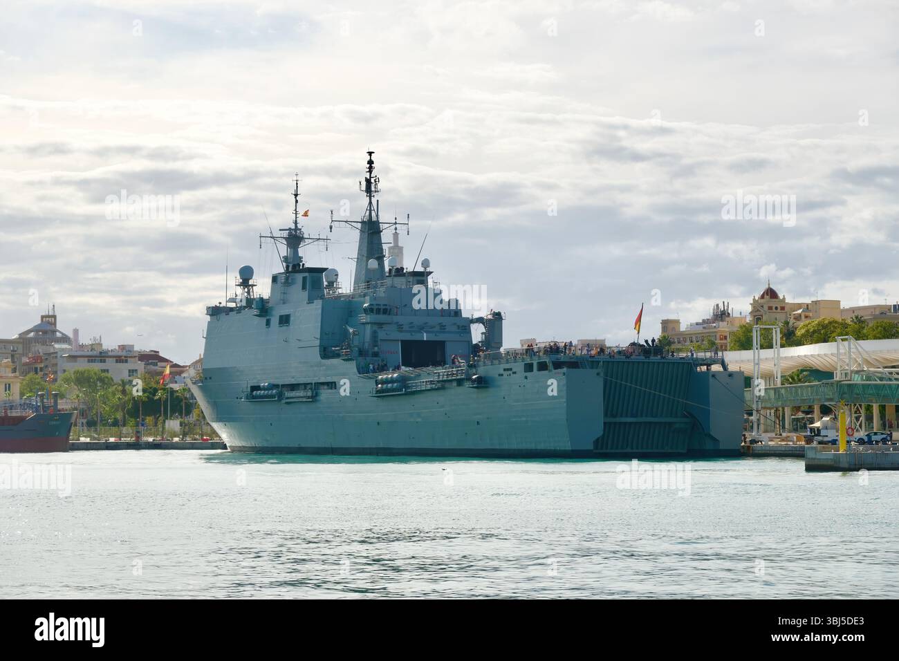 Das spanische Marineschiff der Galicien-Klasse-Landeplattform Dock LPD Castilla L52 startete 1999, die offen zum öffentlichen Hafen von Málaga Andalusien liegen Stockfoto