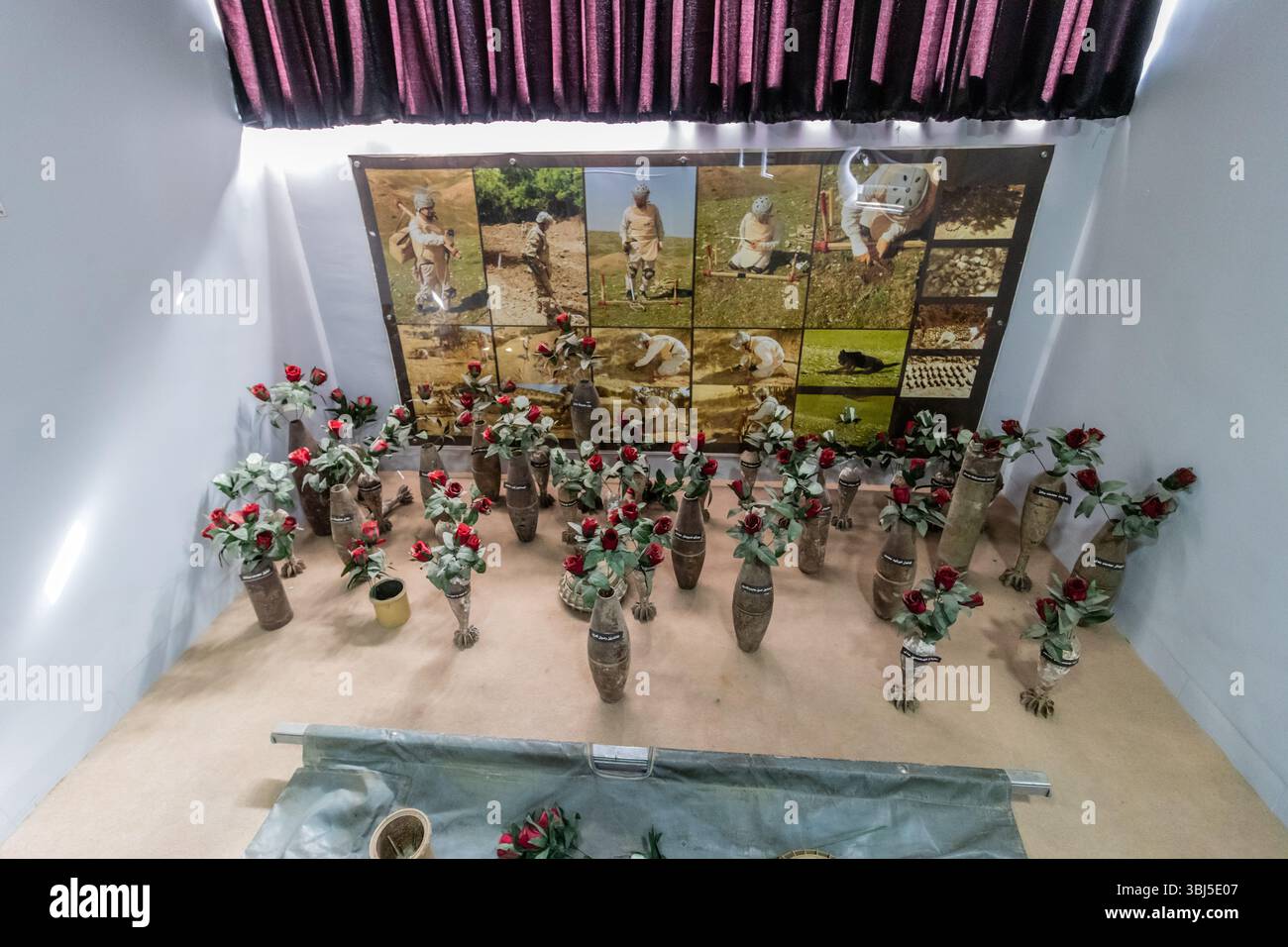 SULAYMANIYAH, IRAK - 6. OKTOBER 2022: Landminen und nicht explodierte Kampfmittel im Amna Suraka (Rotes Gefängnis) Museum in Sulaymaniyah (Slemani), Kurdista Stockfoto