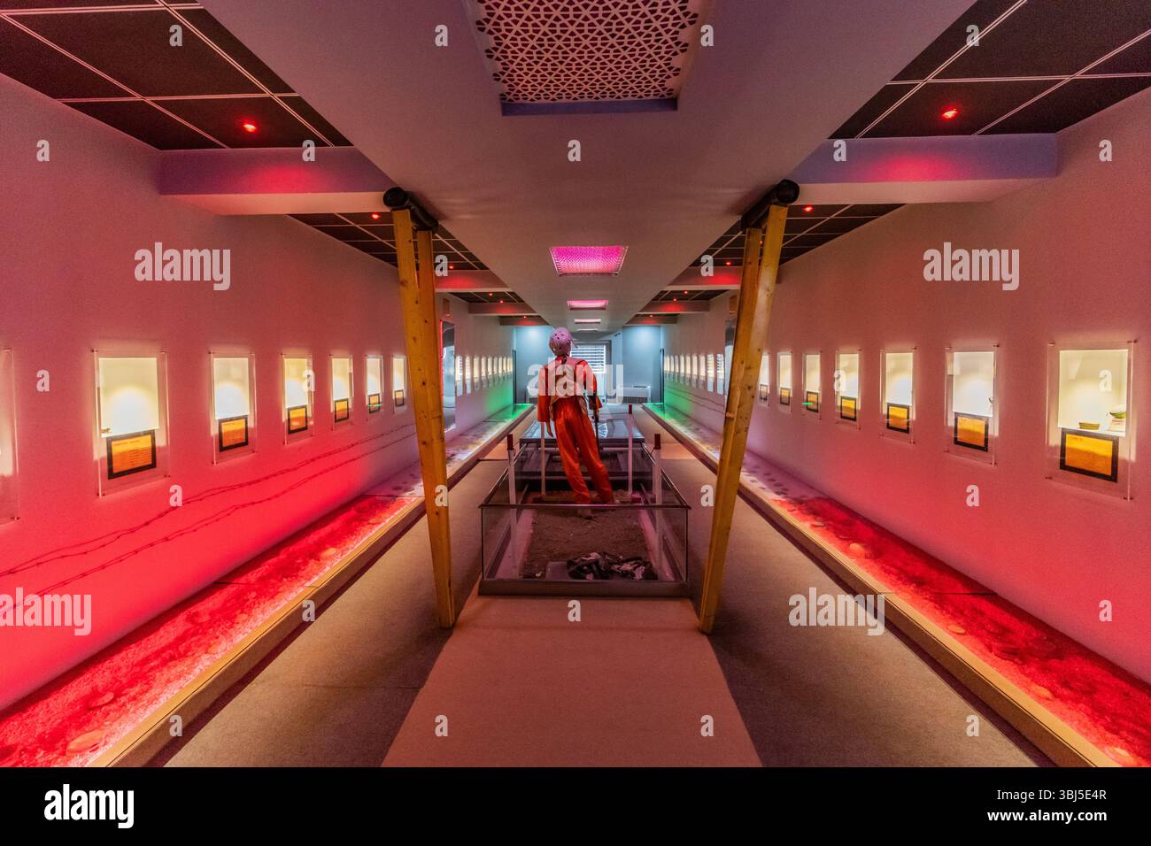 SULAYMANIYAH, IRAK - 6. OKTOBER 2022: Landminen und nicht explodierte Kampfmittel im Amna Suraka (Rotes Gefängnis) Museum in Sulaymaniyah (Slemani), Kurdista Stockfoto