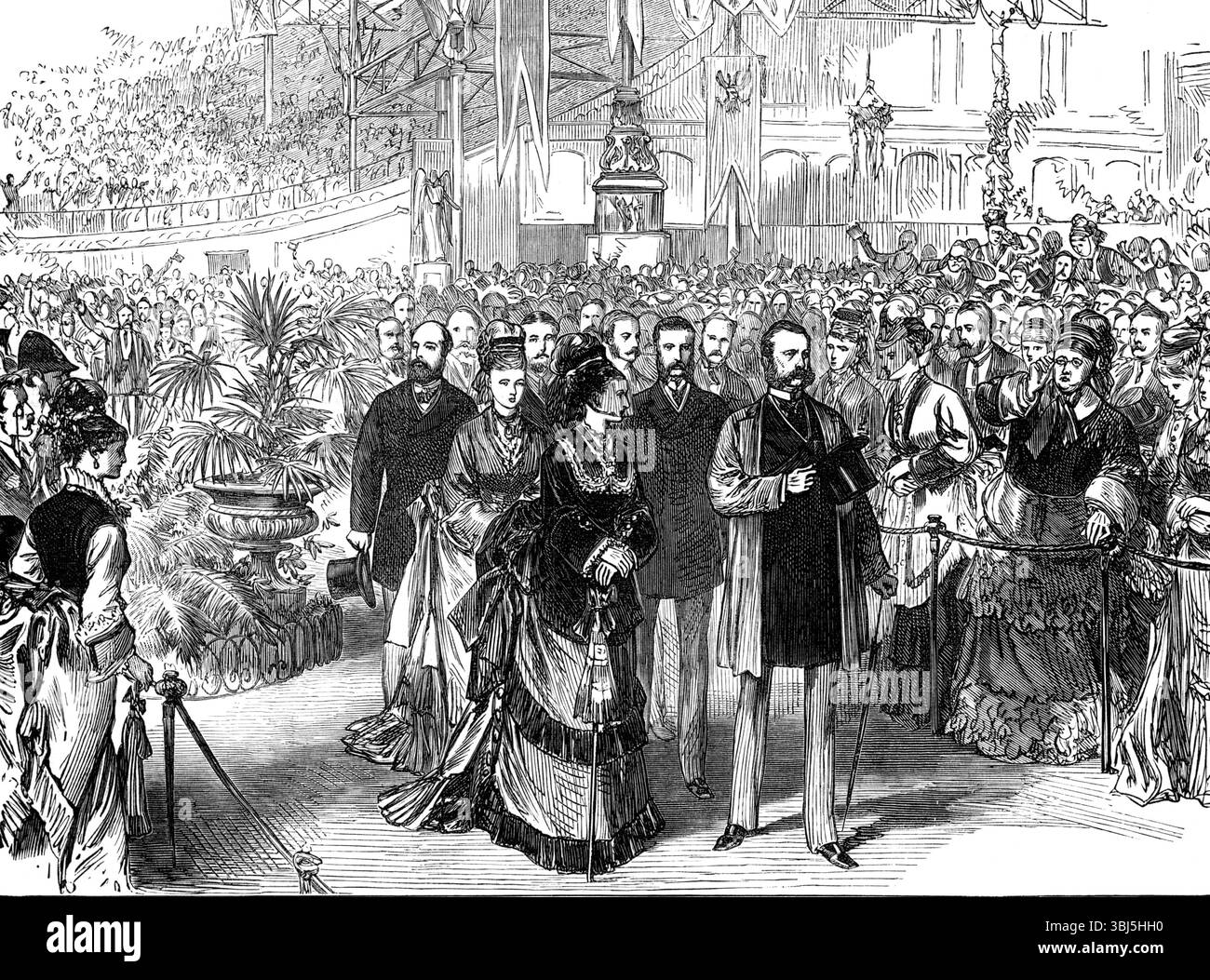 Der Kaiser von Russland im Kristallpalast: Die königliche Partei, die das Schiff hinaufführt, 1874. Alexander II. Auf einem Staatsbesuch in England. Der Kaiser, die Prinzessinnen und die Prinzen, die um sechs Uhr ankamen, wurden sofort auf der Bühne des Theaters im mittleren Südquerschiff, gegenüber dem Händel-Orchester, auf der Bühne des Königlichen Boxen geleitet, die für sie vorbereitet wurden.[das Konzert umfasste] mehrere bekannte Kompositionen von Händel, Mendelssohn, Rossini und Meyerbeer, aufgeführt von 2500 Londoner Mitgliedern des Händel Festival Choirs, mit den mächtigen Instrumentalbands. Der Kaiser war sehr zufrieden, und Stockfoto
