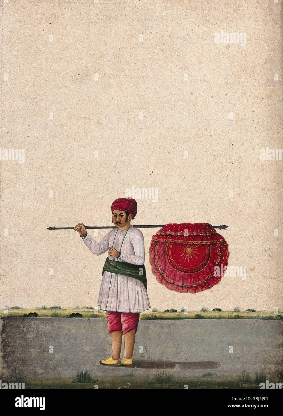 Ein indischer Träger, der einen großen, reich verzierten Fächer oder Fahne horizontal auf der Schulter hält (zwischen 1800 und 1899?). Stockfoto