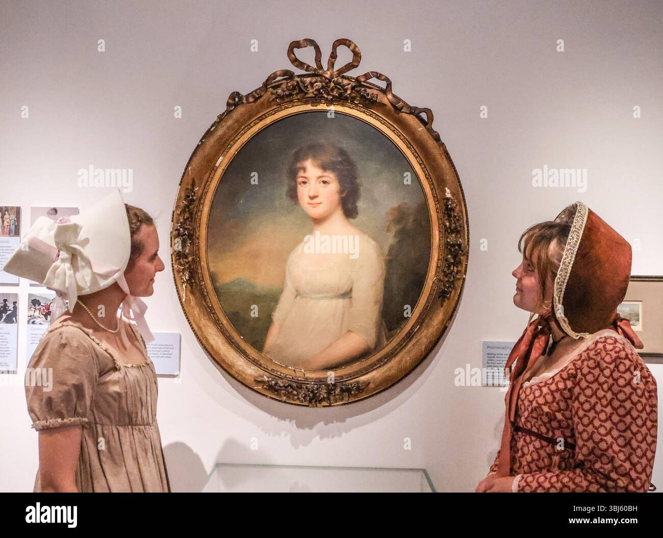 Dorchester, Dorset 13. Juni 2025 Jane Austen: Down to the Sea ist ein absolutes muss in einem wichtigen Jahr für Fans von Austen. Dorset ist eine der wichtigsten Schauplätze in Persuasion und ist auch ein passendes County, um eine der großen Ausstellungen im Rahmen der Feierlichkeiten 250 auszurichten.Paul Quezada-Neiman/Alamy Live News Credit: Paul Quezada-Neiman/Alamy Live News Stockfoto