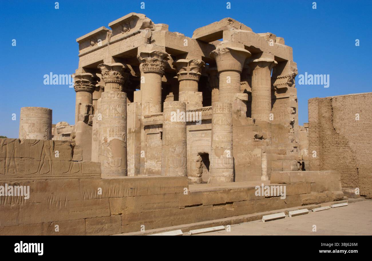 Papyrussäule, Tempel von KOM Ombo, Ägypten, Ptolemäische Dynastie, 2. Jahrhundert v. Chr. (2003). Dem Krokodilgott Sobek und dem Falkengott Haroeris gewidmet. Stockfoto