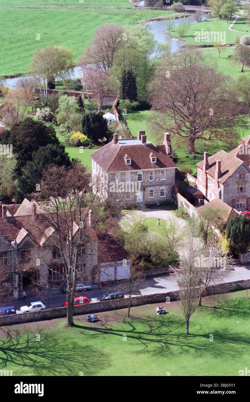 Ein Blick aus der Vogelperspektive auf Arundells in der Kathedrale von Salisbury in der Nähe. Das Haus war bis 2005 Sitz des ehemaligen Premierministers Sir Edward Heath. Stockfoto