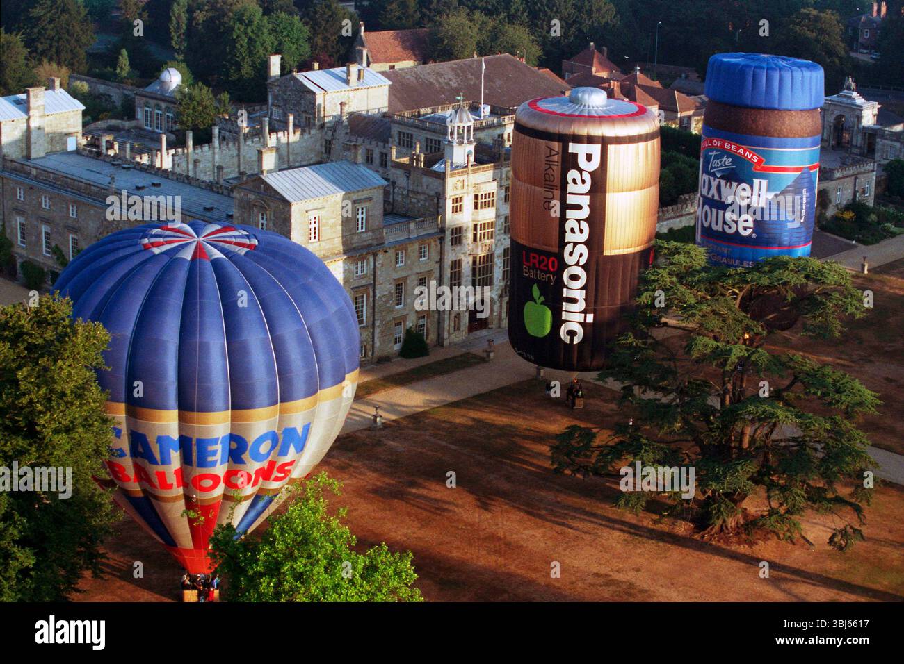 Heißluftballons fliegen 1996 über das historische Herrenhaus Wilton House, Wiltshire, Großbritannien. Stockfoto