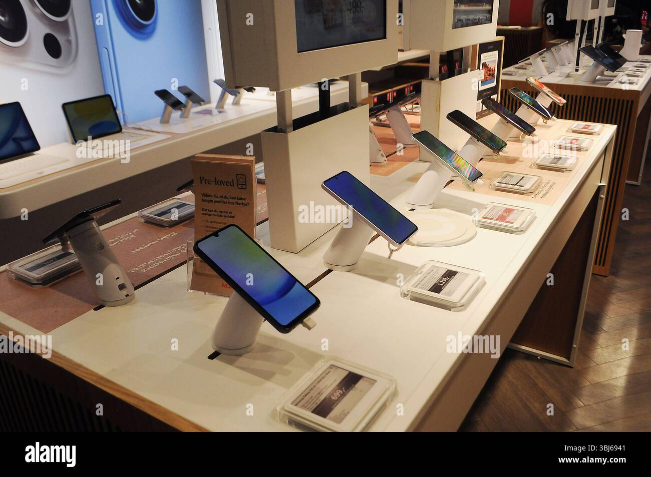 Kopenhagen/Dänemark/13 2025/.Mobiltelefone verschiedener Marken in Kopenhagen im Geschäft. (Photo.Francis Joseph Dean/Dean Pictures) (nicht für kommerzielle Zwecke) Stockfoto