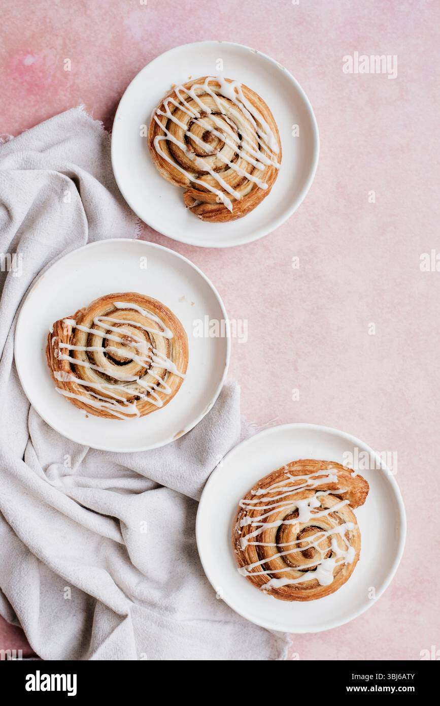 Zimt-Strudel-Gebäck auf Einem hellen Hintergrund Stockfoto