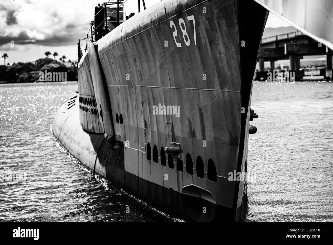 Pearl Harbor, Hawaii, USA – 4.22.2025: U-Boot der USS Bowfin wurde als schwimmendes Museum angedockt. Stockfoto