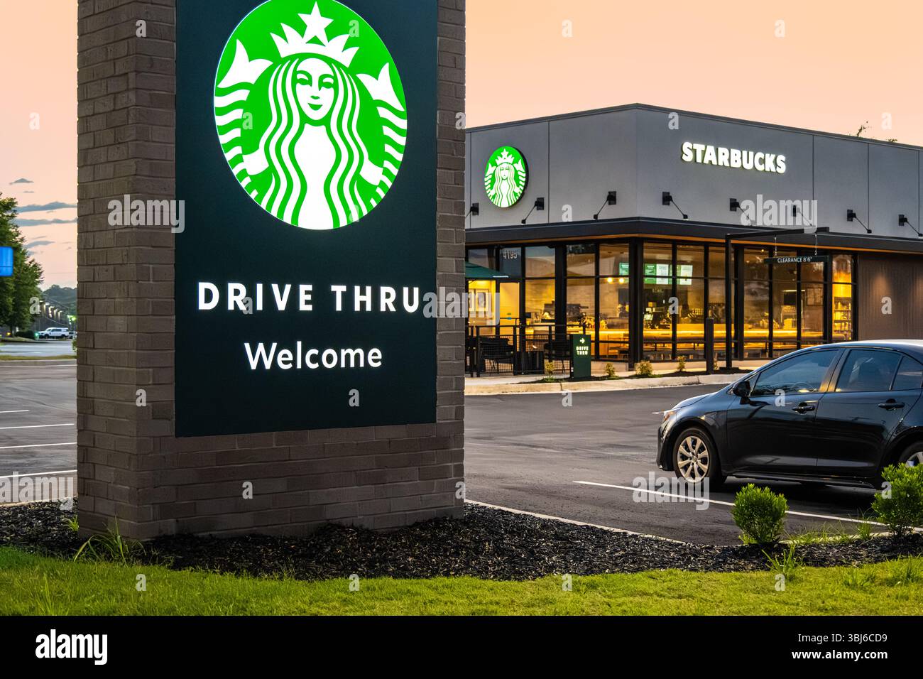 Starbuck Kaffee mit Drive-Thru in Lilburn, Georgia, östlich von Atlanta. (USA) Stockfoto