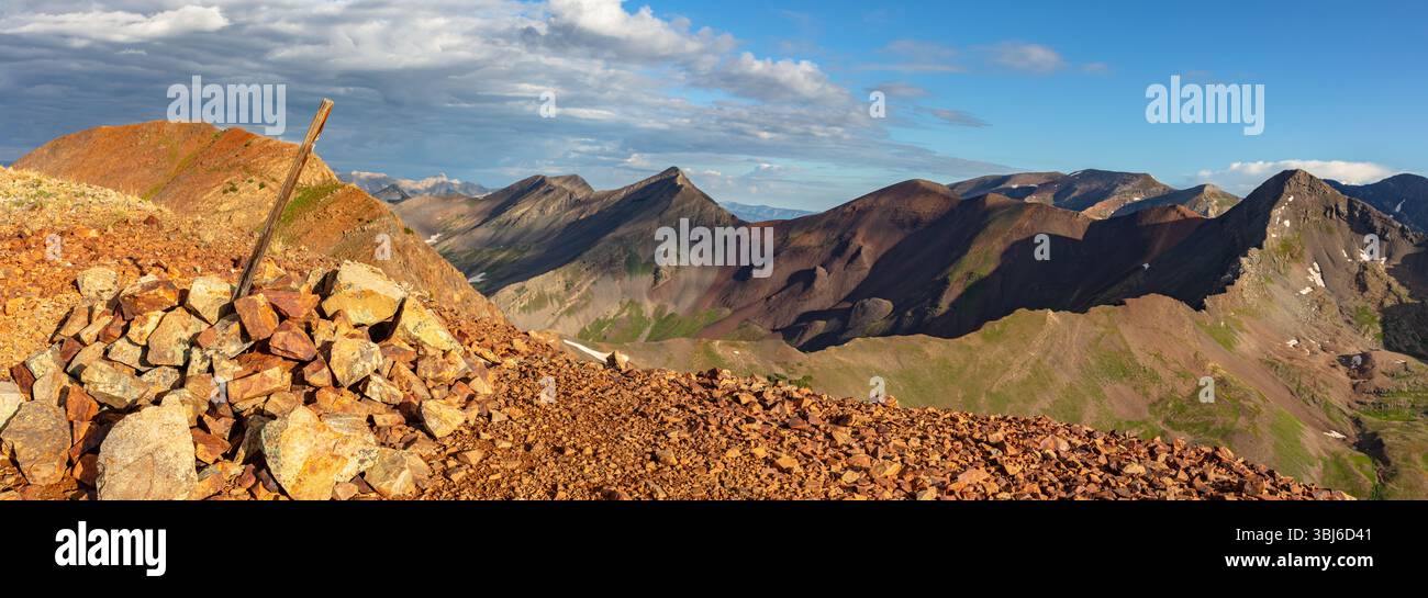 Ein Marker in der Nähe des Gipfels des Mineral Point außerhalb von Crested Butte Colorado. Stockfoto