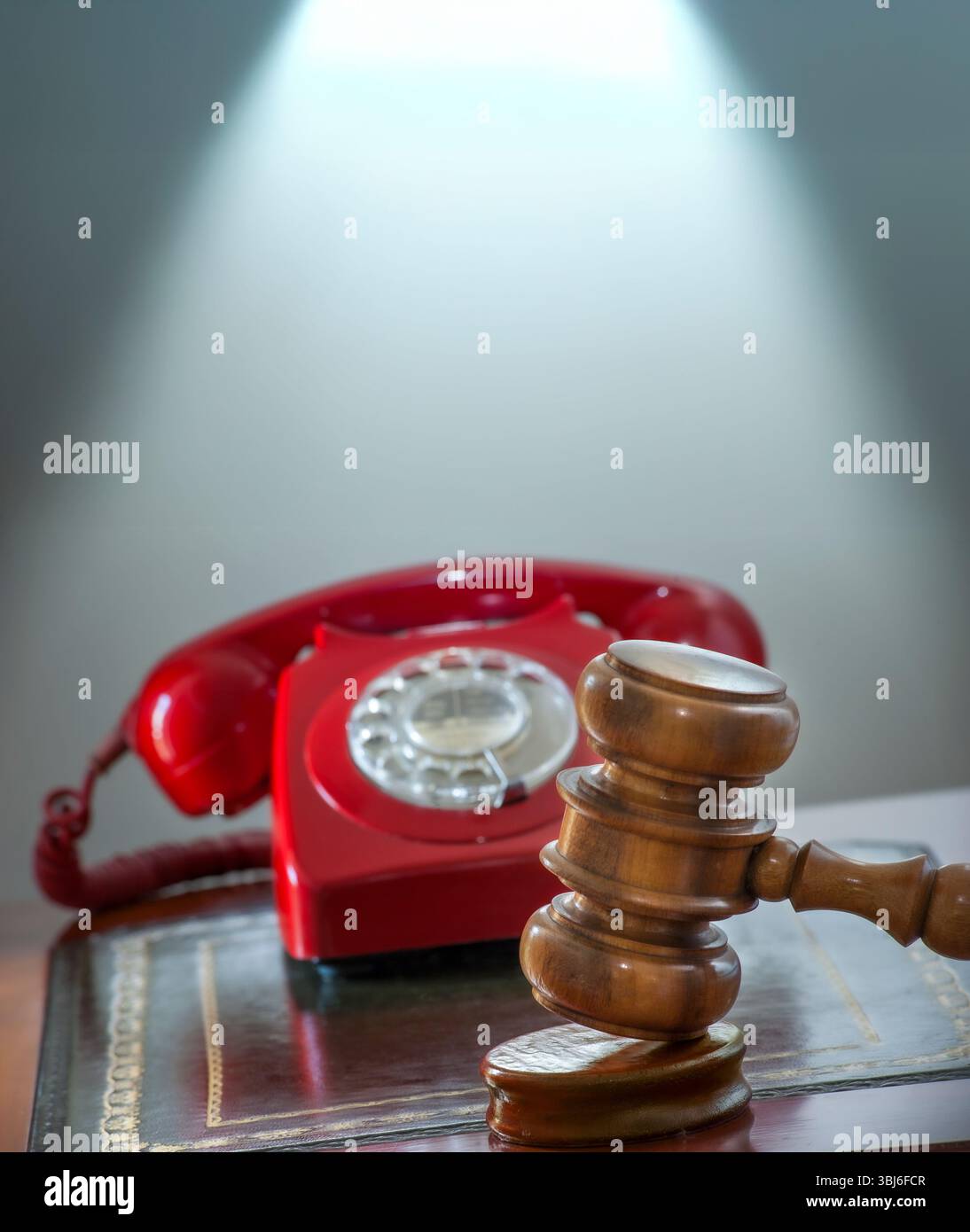 Auktionator Telefon Gebotskonzept mit Retro Red Dial Telefon Hotline und Auktionator Hammer auf Podium Auktionator Schreibtisch Stockfoto