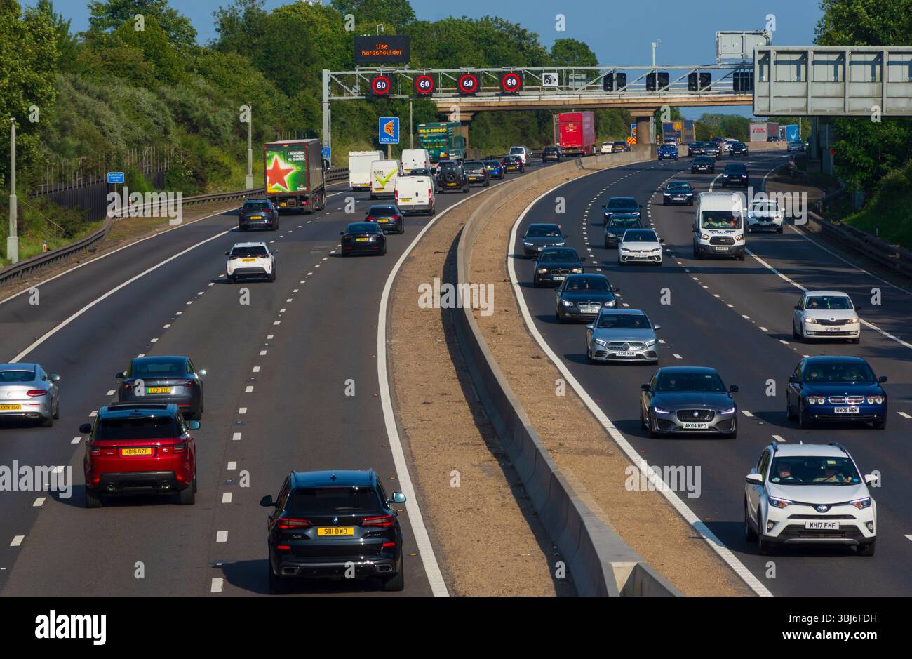 IN DER NÄHE von RIDGMONT, BEDFORDSHIRE, ENGLAND, Großbritannien - 10. Juni 2025 - Verkehr auf der Autobahn M1 „Smart“ in der Nähe von Ridgmont, Bedfordshire, England, Großbritannien. Intelligente Autobahnen Stockfoto