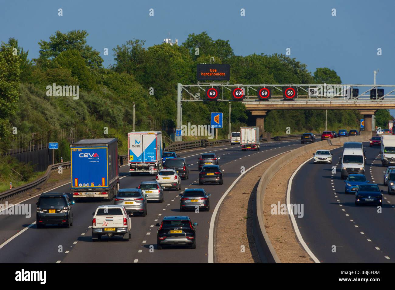 IN DER NÄHE von RIDGMONT, BEDFORDSHIRE, ENGLAND, Großbritannien - 10. Juni 2025 - Verkehr auf der Autobahn M1 „Smart“ in der Nähe von Ridgmont, Bedfordshire, England, Großbritannien. Intelligente Autobahnen Stockfoto