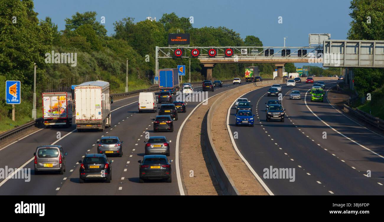 IN DER NÄHE von RIDGMONT, BEDFORDSHIRE, ENGLAND, Großbritannien - 10. Juni 2025 - Verkehr auf der Autobahn M1 „Smart“ in der Nähe von Ridgmont, Bedfordshire, England, Großbritannien. Intelligente Autobahnen Stockfoto