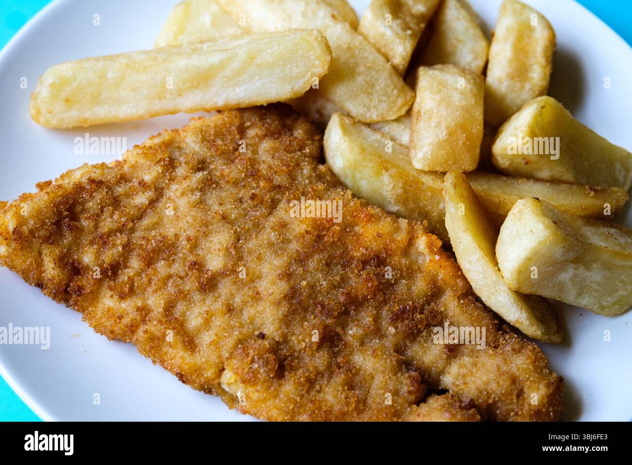 London UK, 13. Juni 2025, Classic Ready Meal of Fish and Chips für eine Person Stockfoto