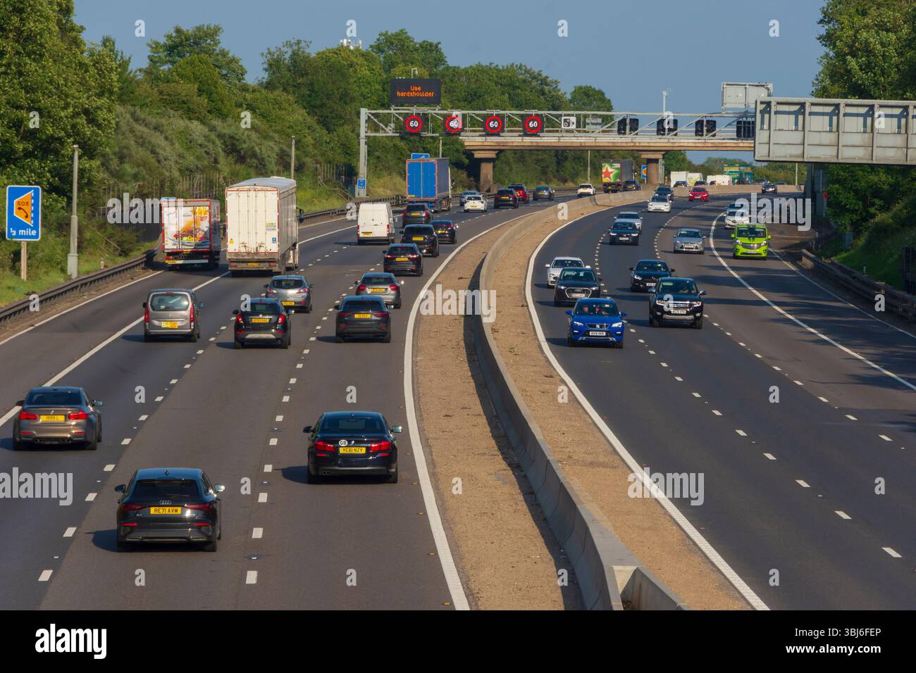 IN DER NÄHE von RIDGMONT, BEDFORDSHIRE, ENGLAND, Großbritannien - 10. Juni 2025 - Verkehr auf der Autobahn M1 „Smart“ in der Nähe von Ridgmont, Bedfordshire, England, Großbritannien. Intelligente Autobahnen Stockfoto