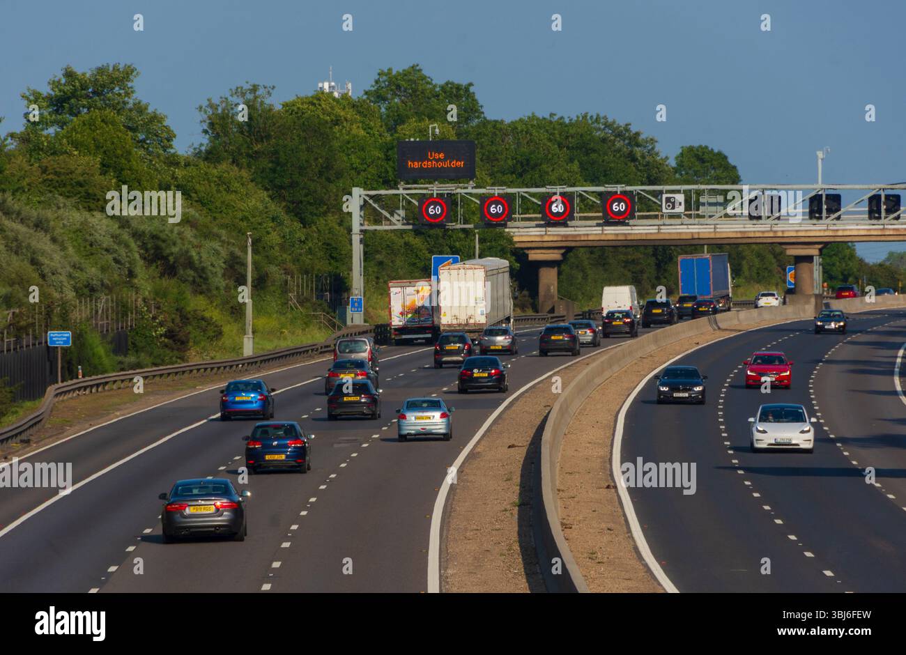 IN DER NÄHE von RIDGMONT, BEDFORDSHIRE, ENGLAND, Großbritannien - 10. Juni 2025 - Verkehr auf der Autobahn M1 „Smart“ in der Nähe von Ridgmont, Bedfordshire, England, Großbritannien. Intelligente Autobahnen Stockfoto