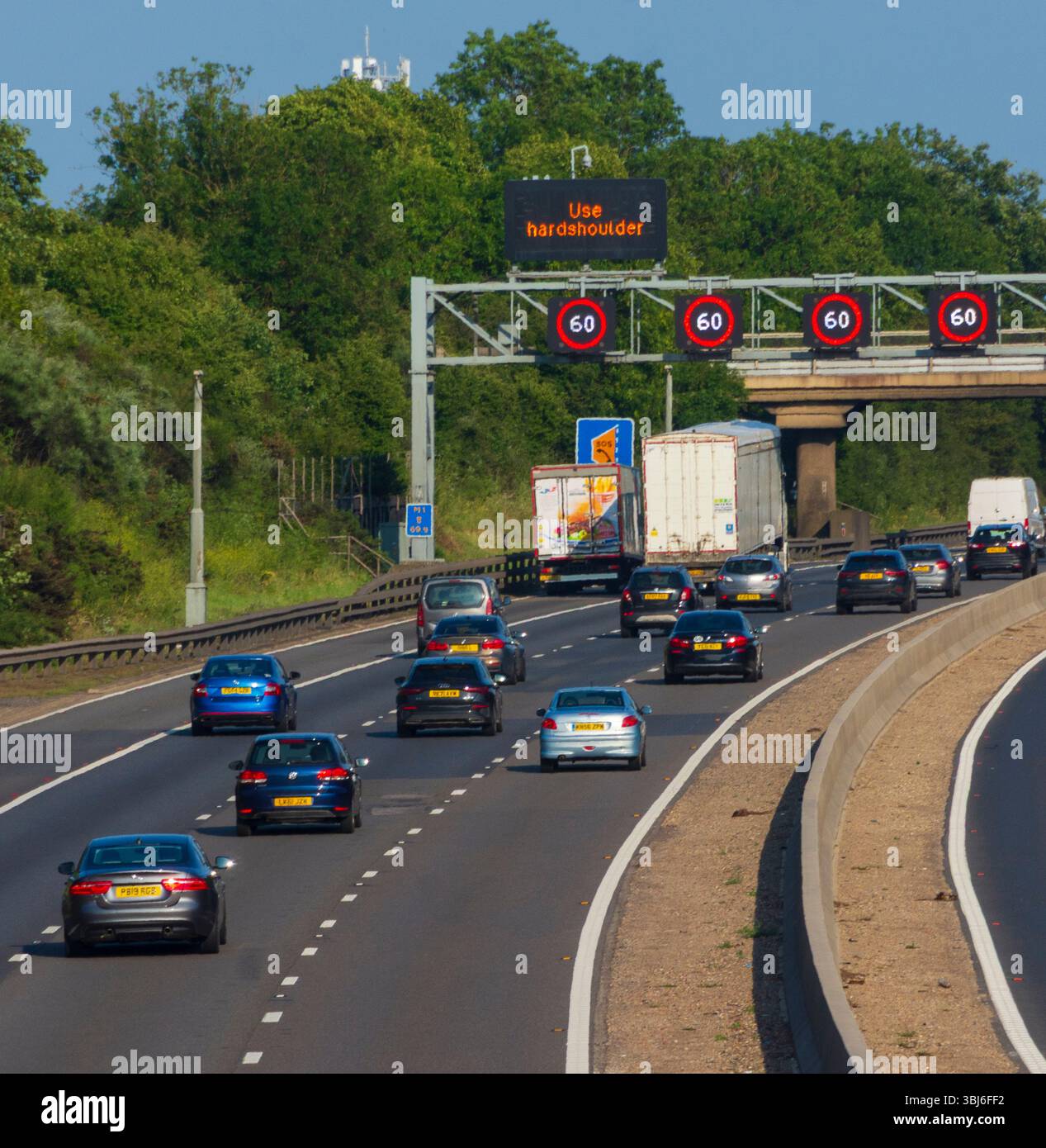 IN DER NÄHE von RIDGMONT, BEDFORDSHIRE, ENGLAND, Großbritannien - 10. Juni 2025 - Verkehr auf der Autobahn M1 „Smart“ in der Nähe von Ridgmont, Bedfordshire, England, Großbritannien. Intelligente Autobahnen Stockfoto