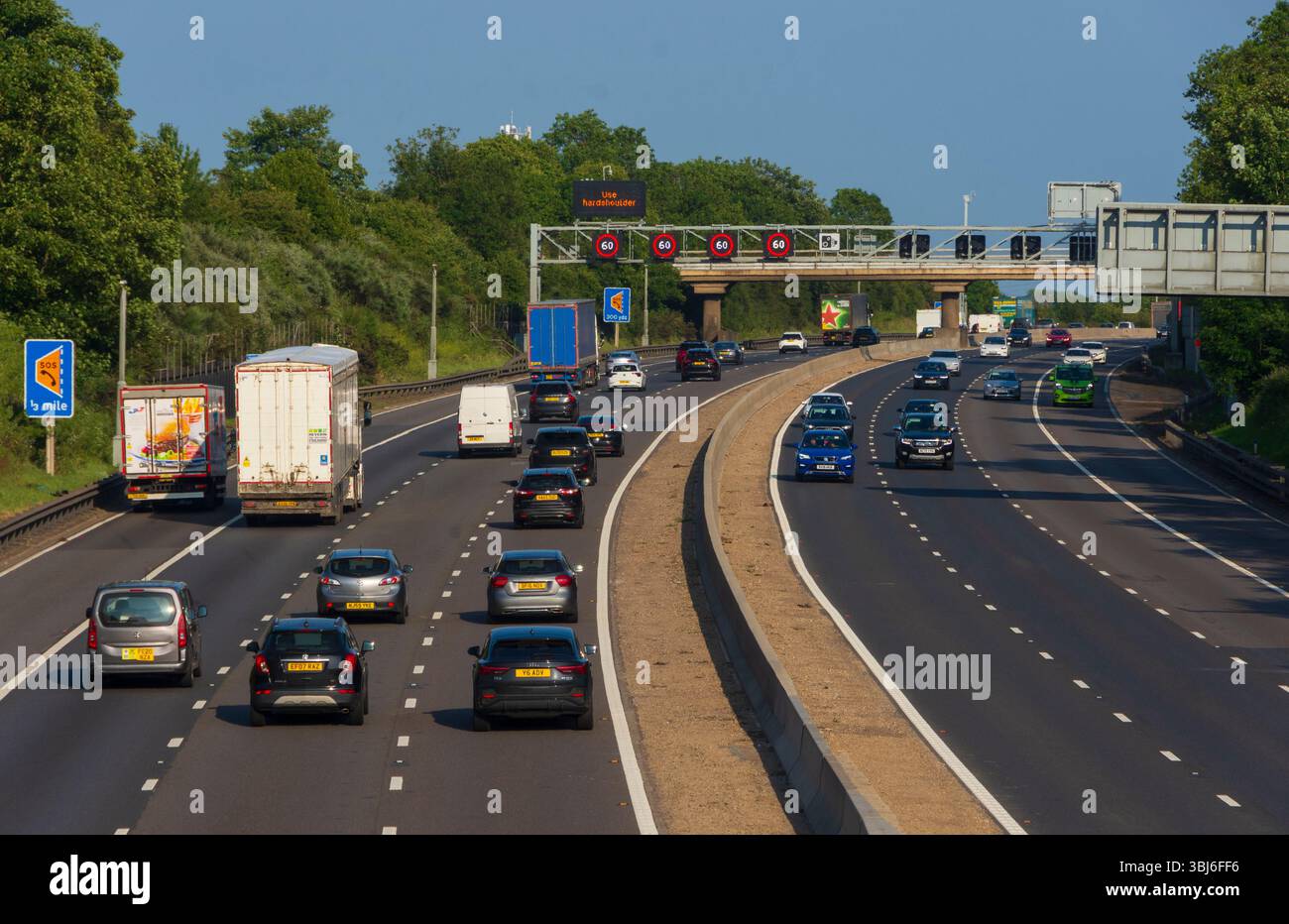 IN DER NÄHE von RIDGMONT, BEDFORDSHIRE, ENGLAND, Großbritannien - 10. Juni 2025 - Verkehr auf der Autobahn M1 „Smart“ in der Nähe von Ridgmont, Bedfordshire, England, Großbritannien. Intelligente Autobahnen Stockfoto