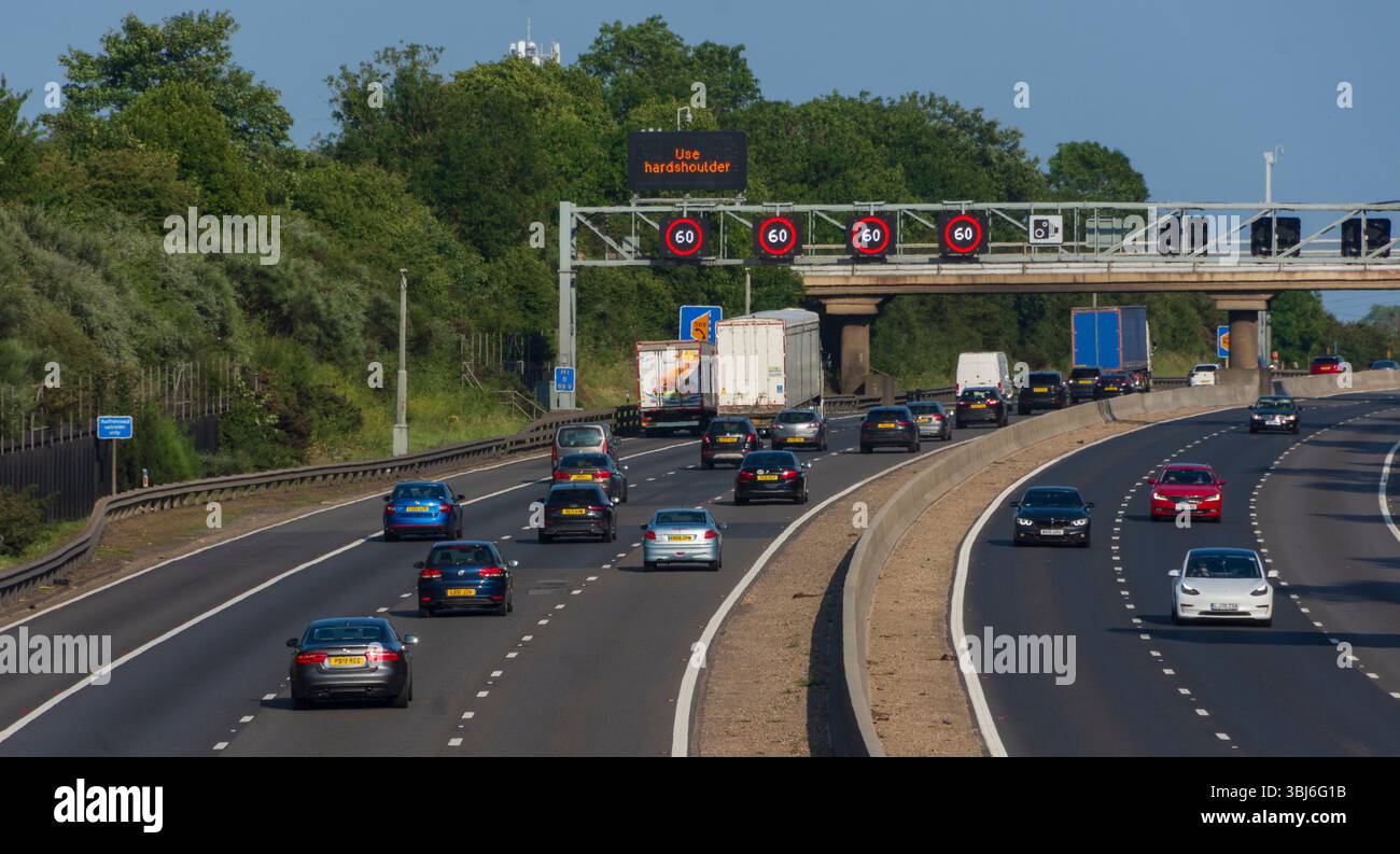 IN DER NÄHE von RIDGMONT, BEDFORDSHIRE, ENGLAND, Großbritannien - 10. Juni 2025 - Verkehr auf der Autobahn M1 „Smart“ in der Nähe von Ridgmont, Bedfordshire, England, Großbritannien. Intelligente Autobahnen Stockfoto