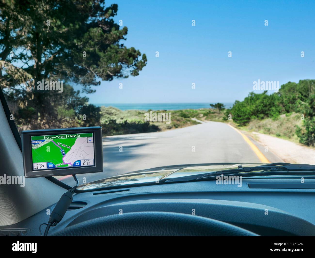 27 km Fahrt Monterey Satellitennavigationsbildschirm im Auto zeigt 17 km Fahrt und Pazifik in Pebble Beach Monterey California USA Stockfoto