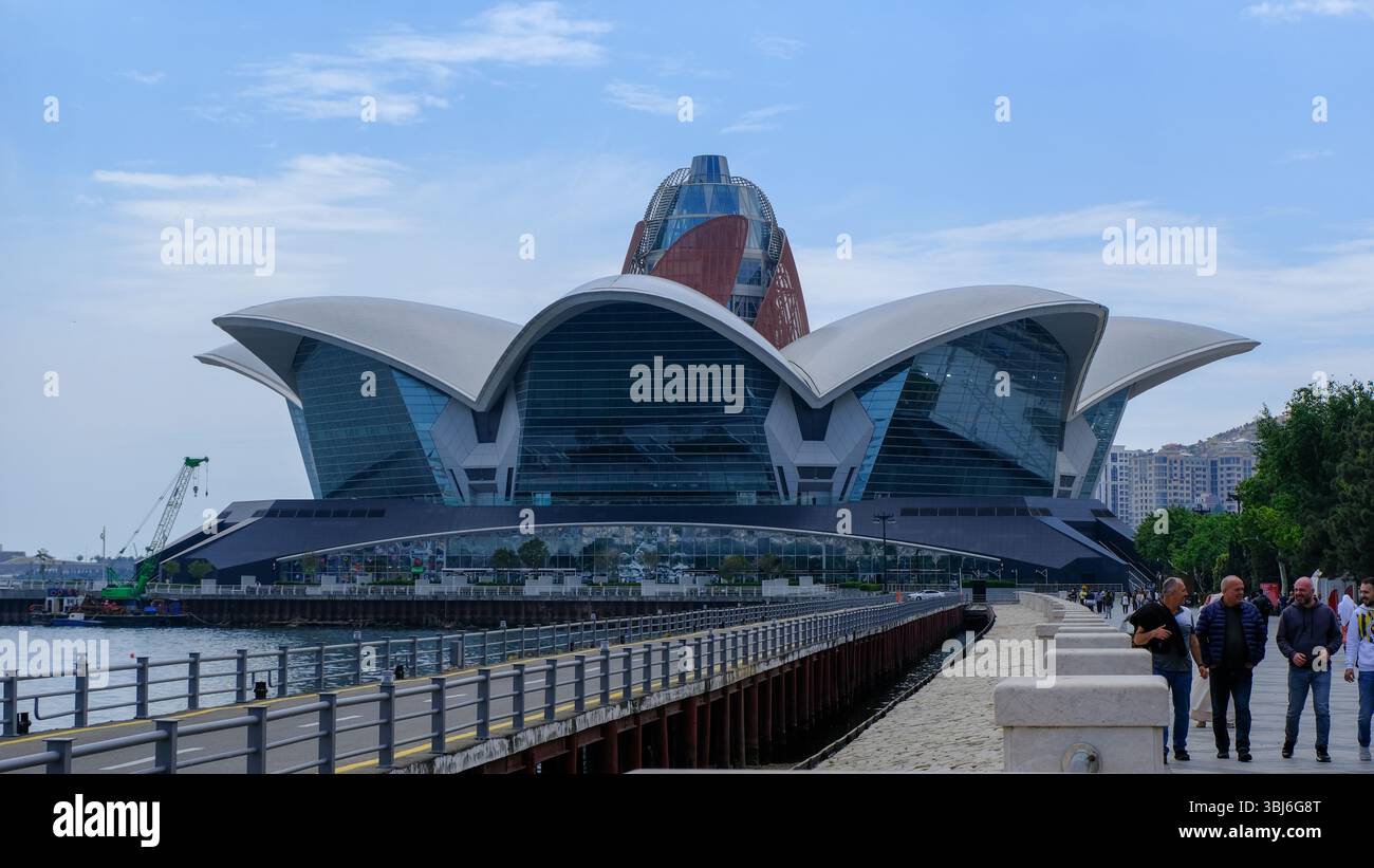 Deniz Mall, eines der größten Einkaufszentren in Baku, Aserbaidschan. Stockfoto