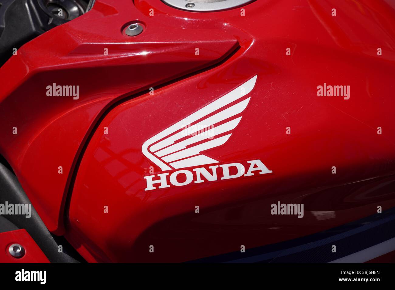 Honda-Logo des japanischen Autoherstellers. Honda Motorradmarke – Southampton UK 11. Juni 2025 Stockfoto