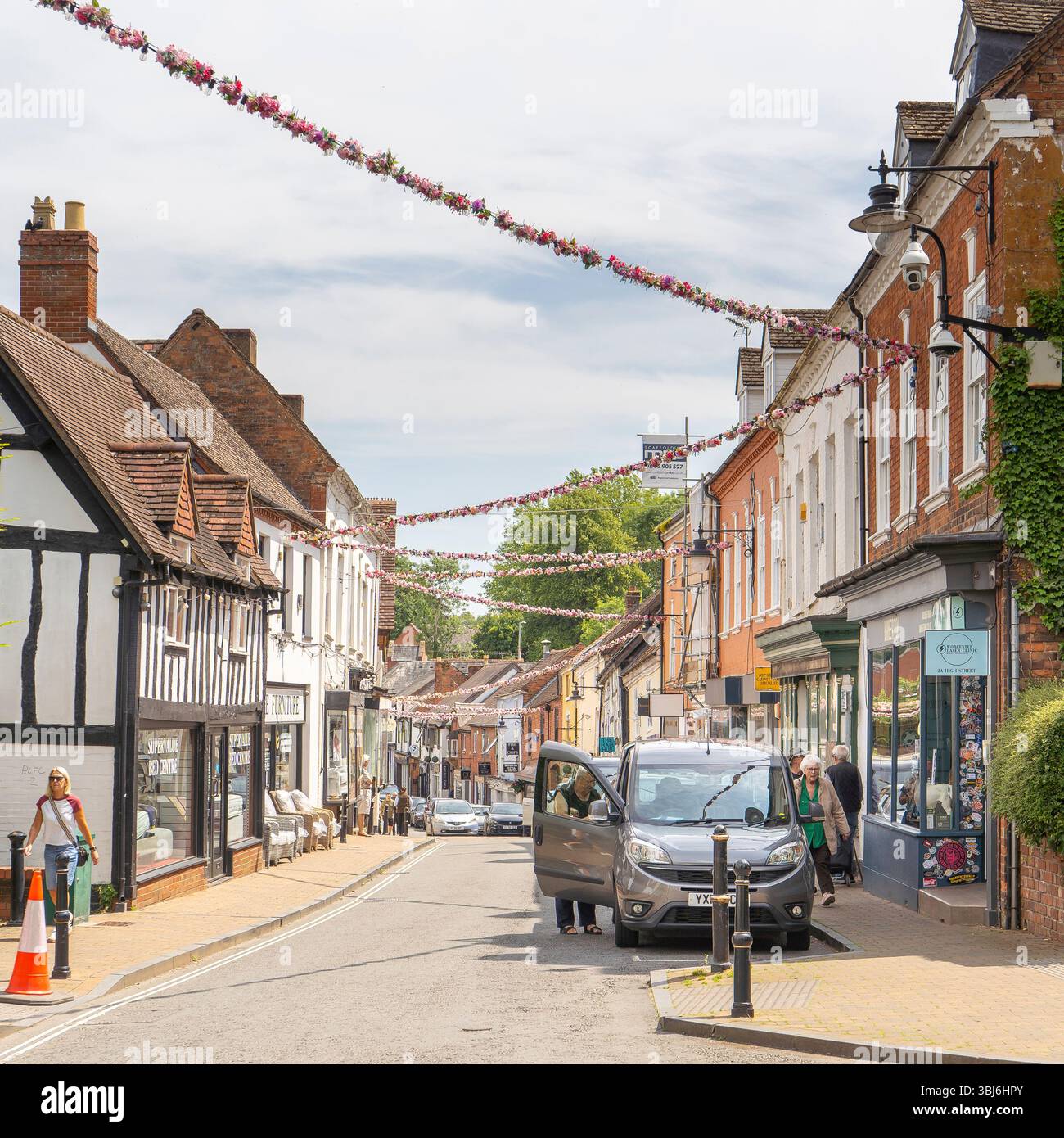 Blick auf eine geschäftige Droitwich High Street Stockfoto