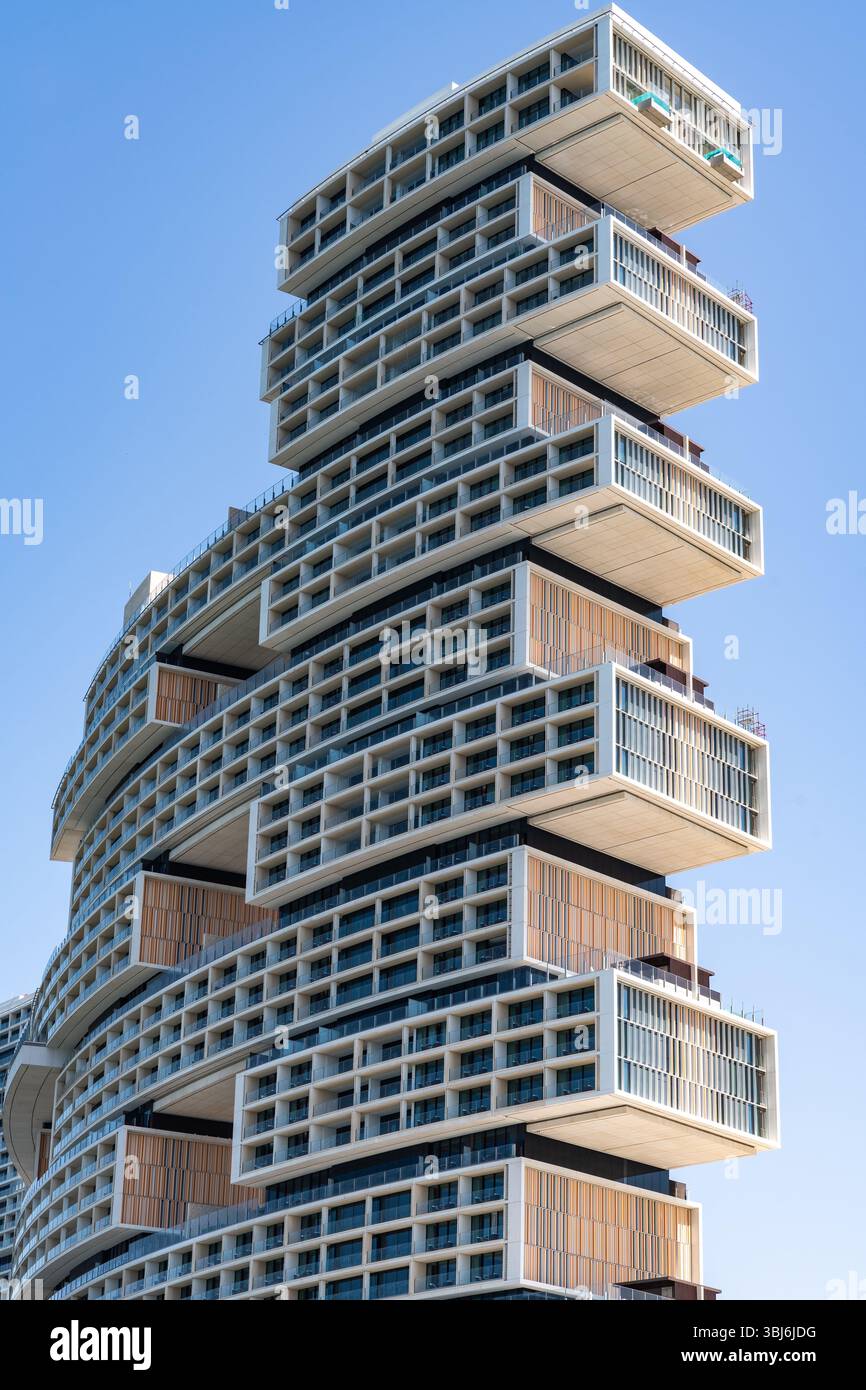 Dubai, Vereinigte Arabische Emirate - 17. März 2023: Blick auf das Hotel Atlantis the Royal at Palm Jumeirah an einem sonnigen Tag Stockfoto