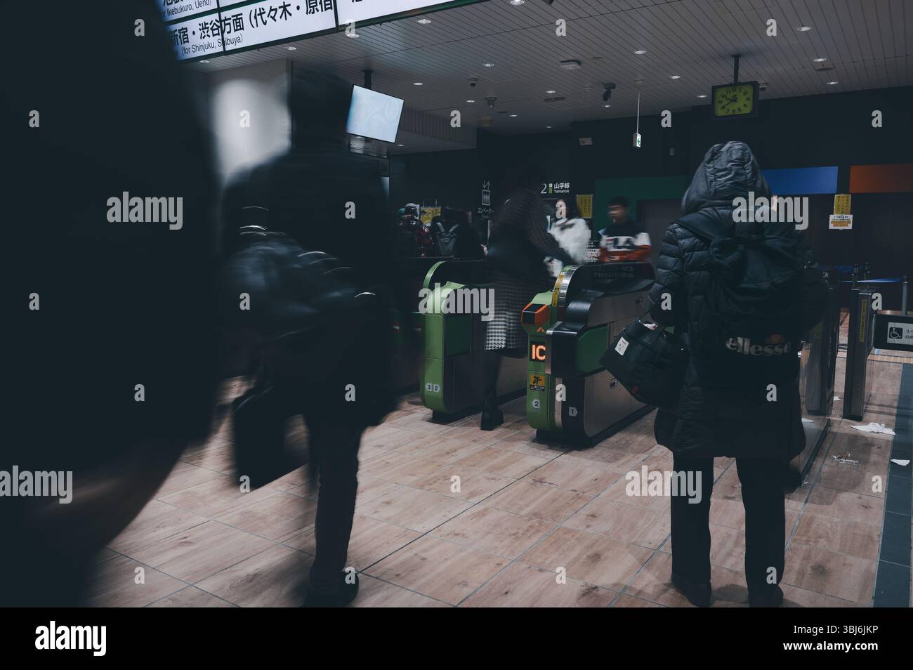 Pendler passieren Fahrkartenschalter in einem Bahnhof Tokio/Okubo Stockfoto