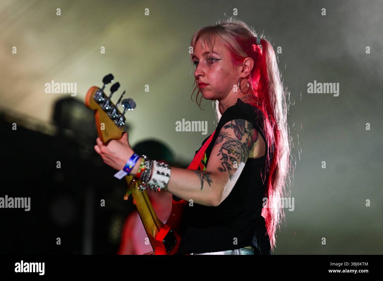 London, Großbritannien. Juni 2025. Beim Outbreak fest beim LIDO Festival in London, Großbritannien, entkernen sie ein Gewässer aus Vorformen. (Foto von 李世惠/siehe Li/Picture Capital) Credit: Siehe Li/Picture Capital/Alamy Live News Stockfoto