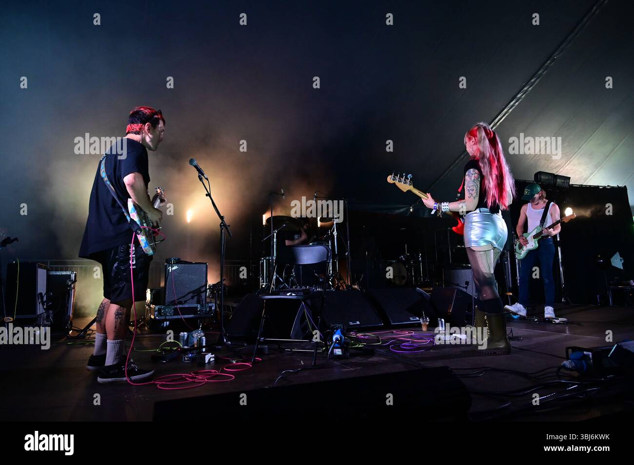 London, Großbritannien. Juni 2025. Beim Outbreak fest beim LIDO Festival in London, Großbritannien, entkernen sie ein Gewässer aus Vorformen. (Foto von 李世惠/siehe Li/Picture Capital) Credit: Siehe Li/Picture Capital/Alamy Live News Stockfoto