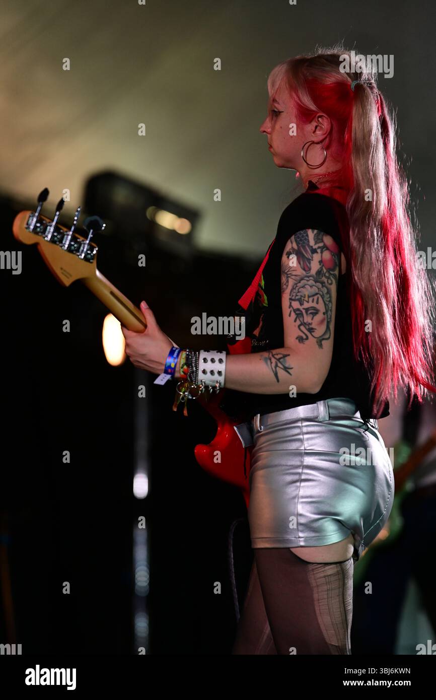 London, Großbritannien. Juni 2025. Beim Outbreak fest beim LIDO Festival in London, Großbritannien, entkernen sie ein Gewässer aus Vorformen. (Foto von 李世惠/siehe Li/Picture Capital) Credit: Siehe Li/Picture Capital/Alamy Live News Stockfoto