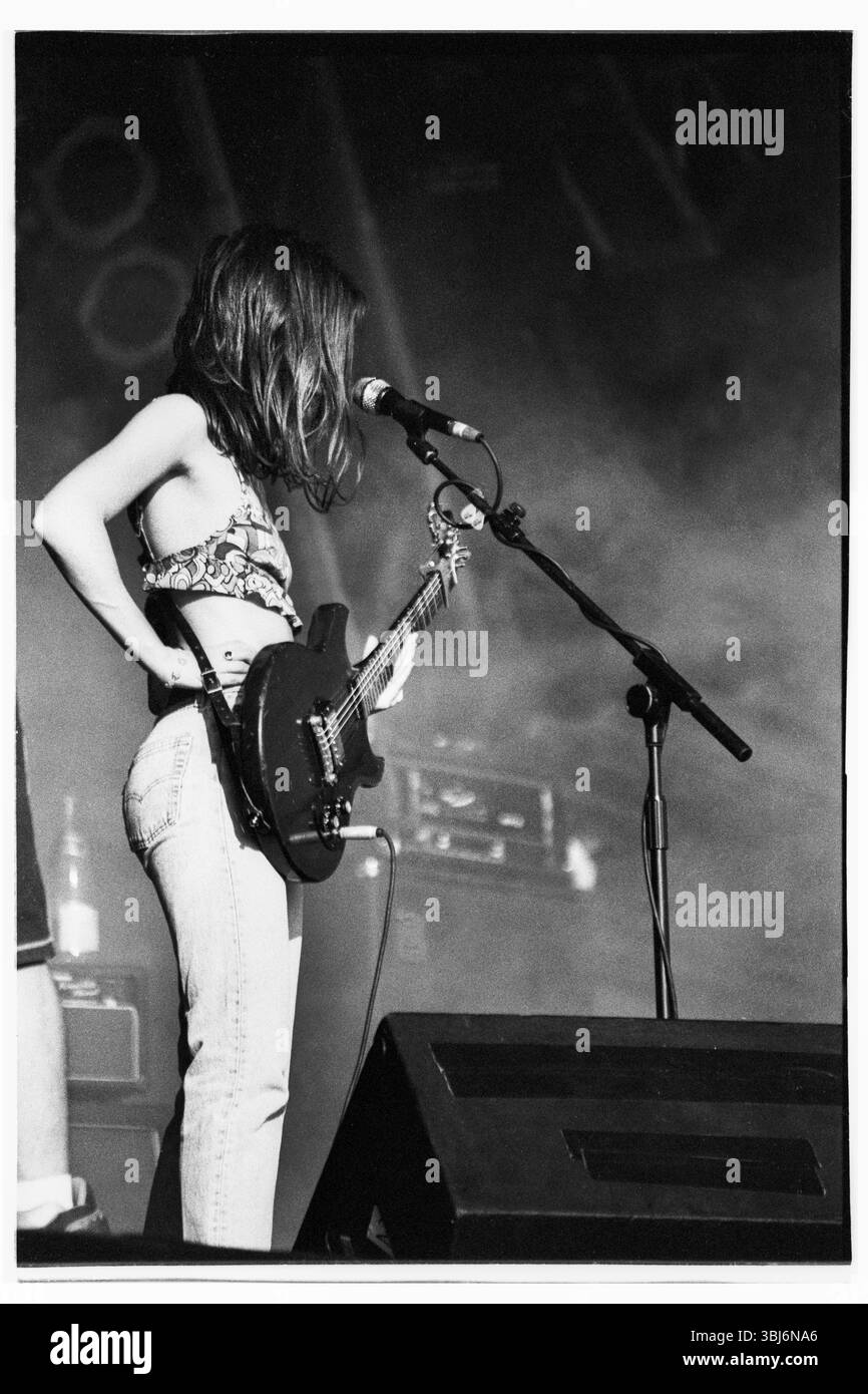 NINA GORDON, VERUCA SALT, GLASTONBURY FESTIVAL, 1995: Sängerin und Gitarristin Nina Gordon von der Band Veruca Salt spielte die NME Second Stage beim Glastonbury Festival, Pilton Farm, Somerset, England, 25. Juni 1995. 1995 feierte das Festival sein 25-jähriges Bestehen. Foto: ROB WATKINS. INFO: Veruca Salt, eine US-amerikanische Alternative-Rock-Band, die 1993 in Chicago, Illinois, gegründet wurde. Mit Hits wie „Seether“ fesselten sie das Publikum mit roher Energie und melodischem Grunge-Sound. Stockfoto