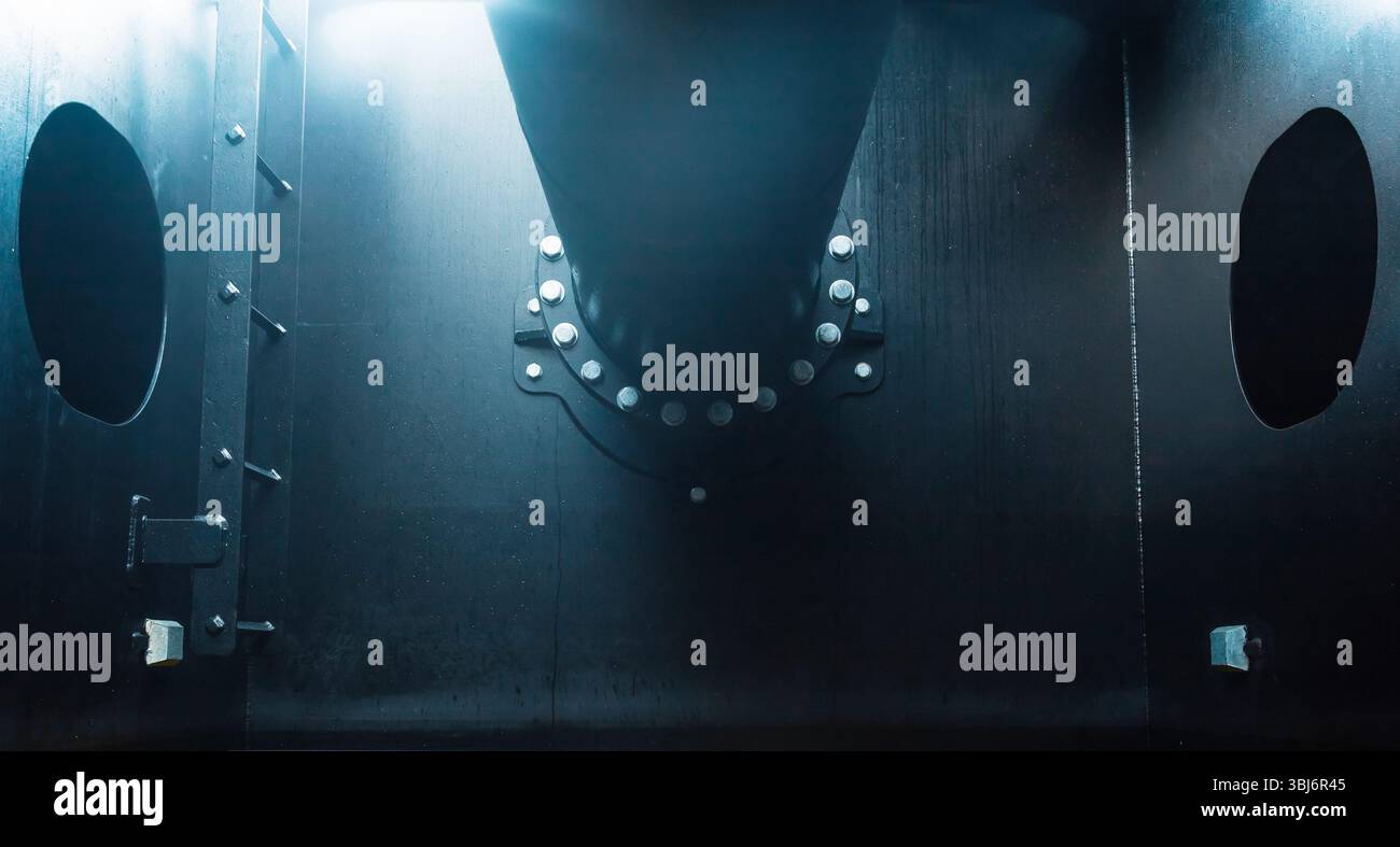 Ballastbehälter eines Behälters mit einem mit der Stirnwand verschraubten Rohr. Stockfoto