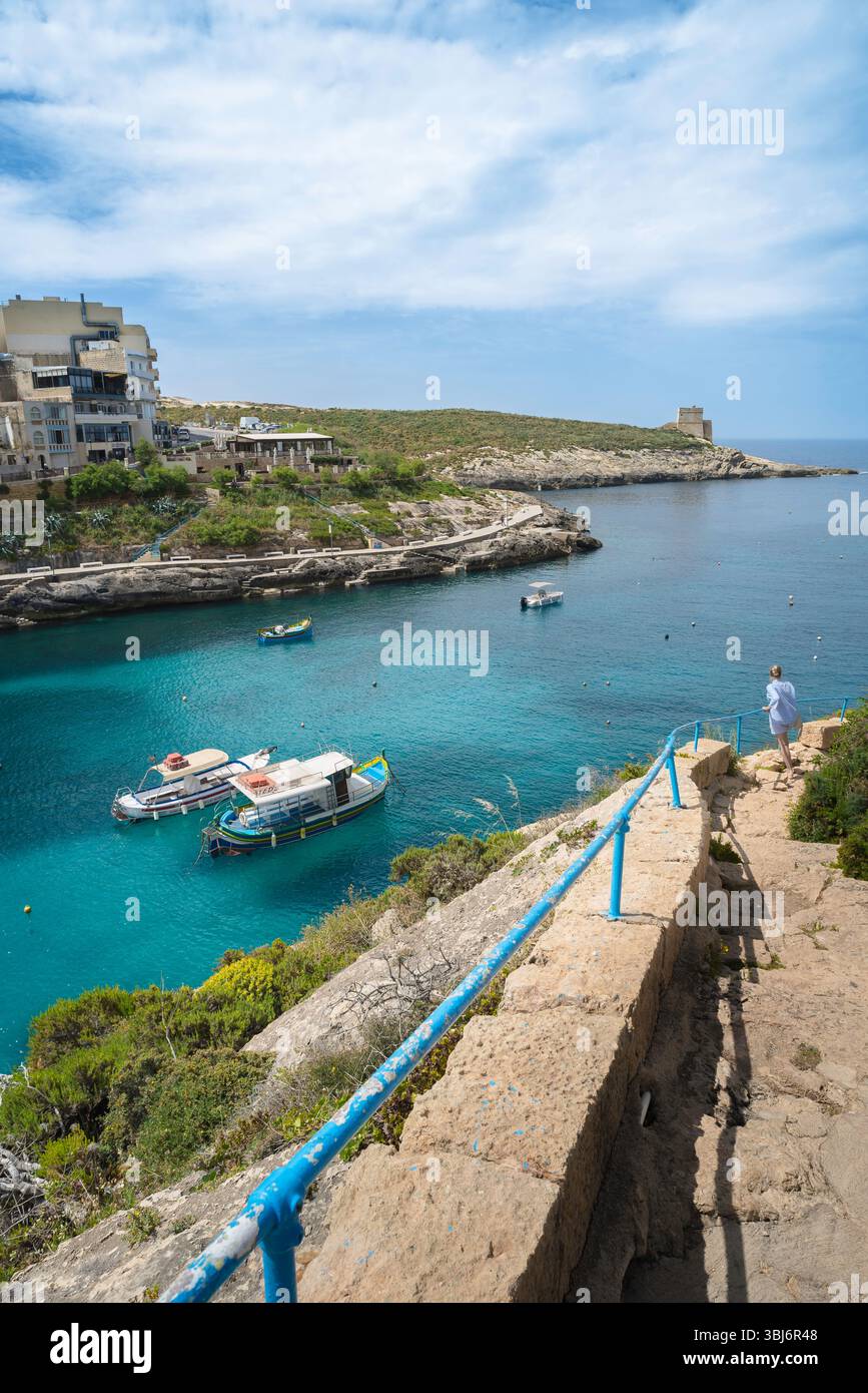 Gozo Coast Malta, Blick im Sommer vom Fußweg über der Klippe entlang der Nordseite der Xlendi Bay, Südküste von Gozo, Malta Stockfoto