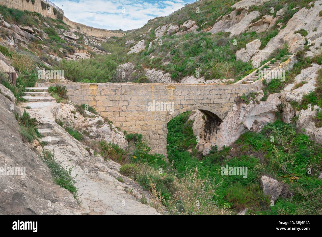 Kantra Valley Bridge, Blick auf eine Brücke, die im 19. Jahrhundert von Ingenieuren der britischen Armee gebaut wurde, um Zugang zum Xlendi Wachturm, Xlendi Bay Gozo, zu ermöglichen Stockfoto