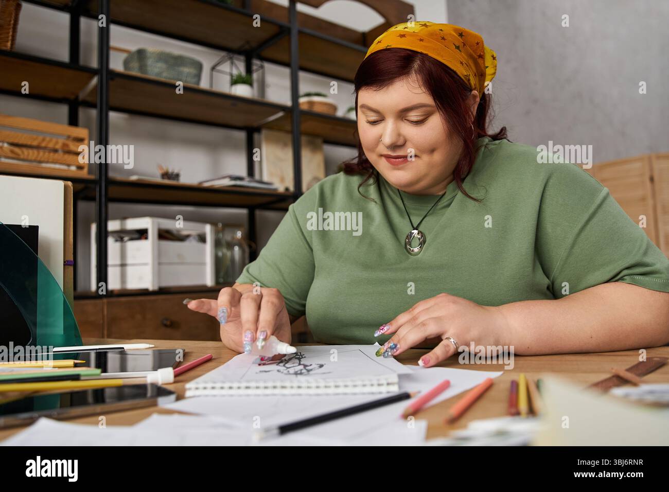 Eine elegante Frau kreiert gerne Kunst in einem Atelier voller farbenfroher Materialien und Inspiration. Stockfoto