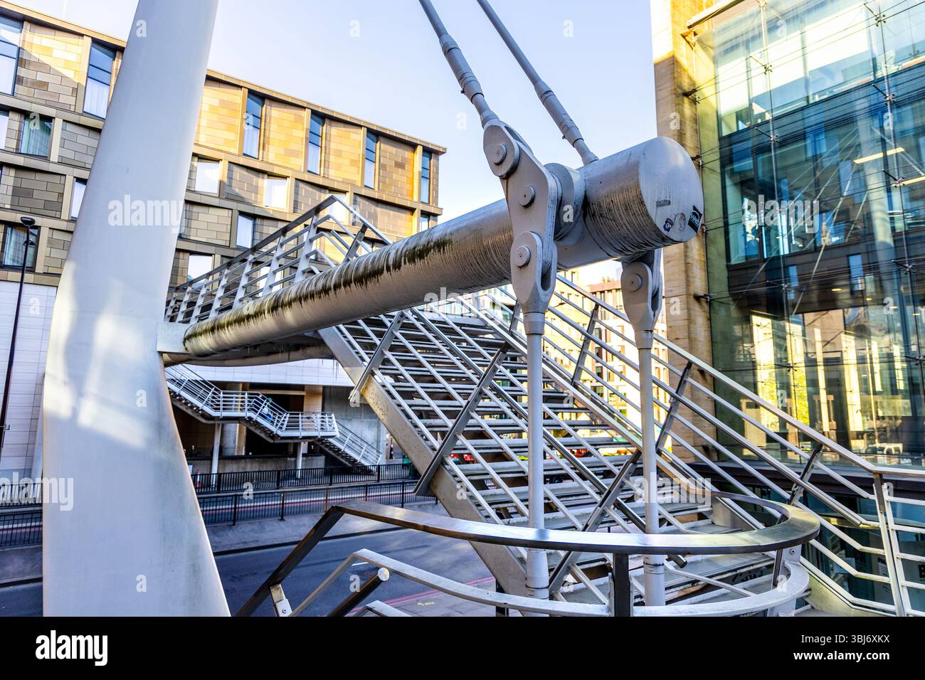 Fußgängerbrücke der Upper Thames Street, London, England Stockfoto