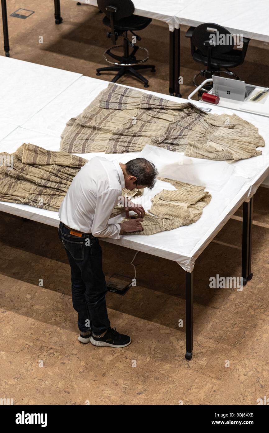 31. Mai 2025: Konservators at Work, Eröffnungstag des neuen V&A East Storehouse Museum, Stratford, England Stockfoto