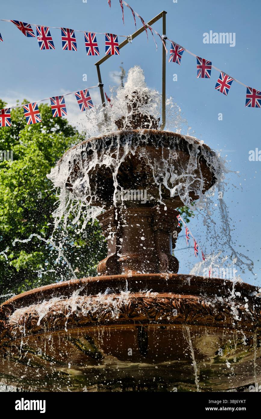 Der Wasserbrunnen auf dem Rathausplatz in Leicester, gekleidet mit Union Jack, zur Anerkennung des 80. Jahrestages des Sieges in Europa. Stockfoto
