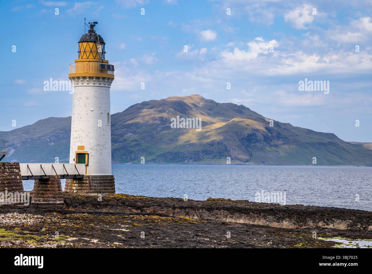 Tobermory Lighthouse mit Ben Hiant auf der Halbinsel Ardnamurchan, Isle of Mull, Schottland Stockfoto