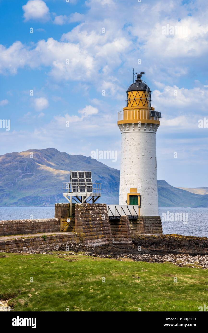 Tobermory Lighthouse mit Ben Hiant auf der Halbinsel Ardnamurchan, Isle of Mull, Schottland Stockfoto