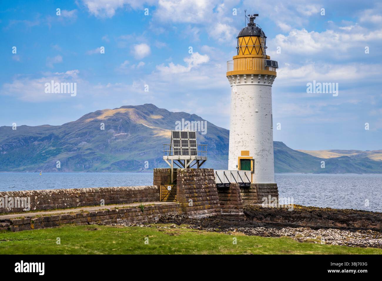 Tobermory Lighthouse mit Ben Hiant auf der Halbinsel Ardnamurchan, Isle of Mull, Schottland Stockfoto