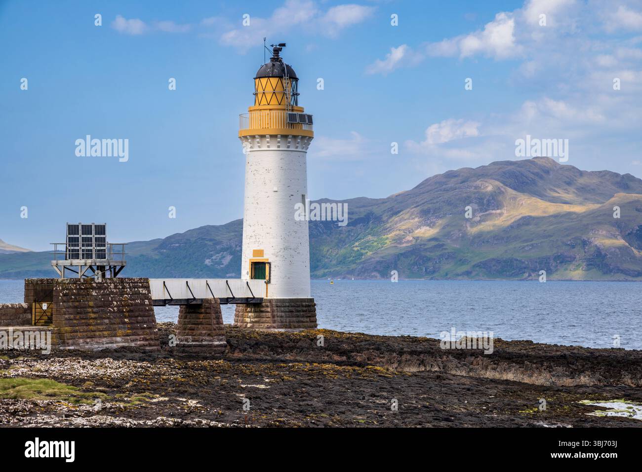 Tobermory Lighthouse mit Ben Hiant auf der Halbinsel Ardnamurchan, Isle of Mull, Schottland Stockfoto
