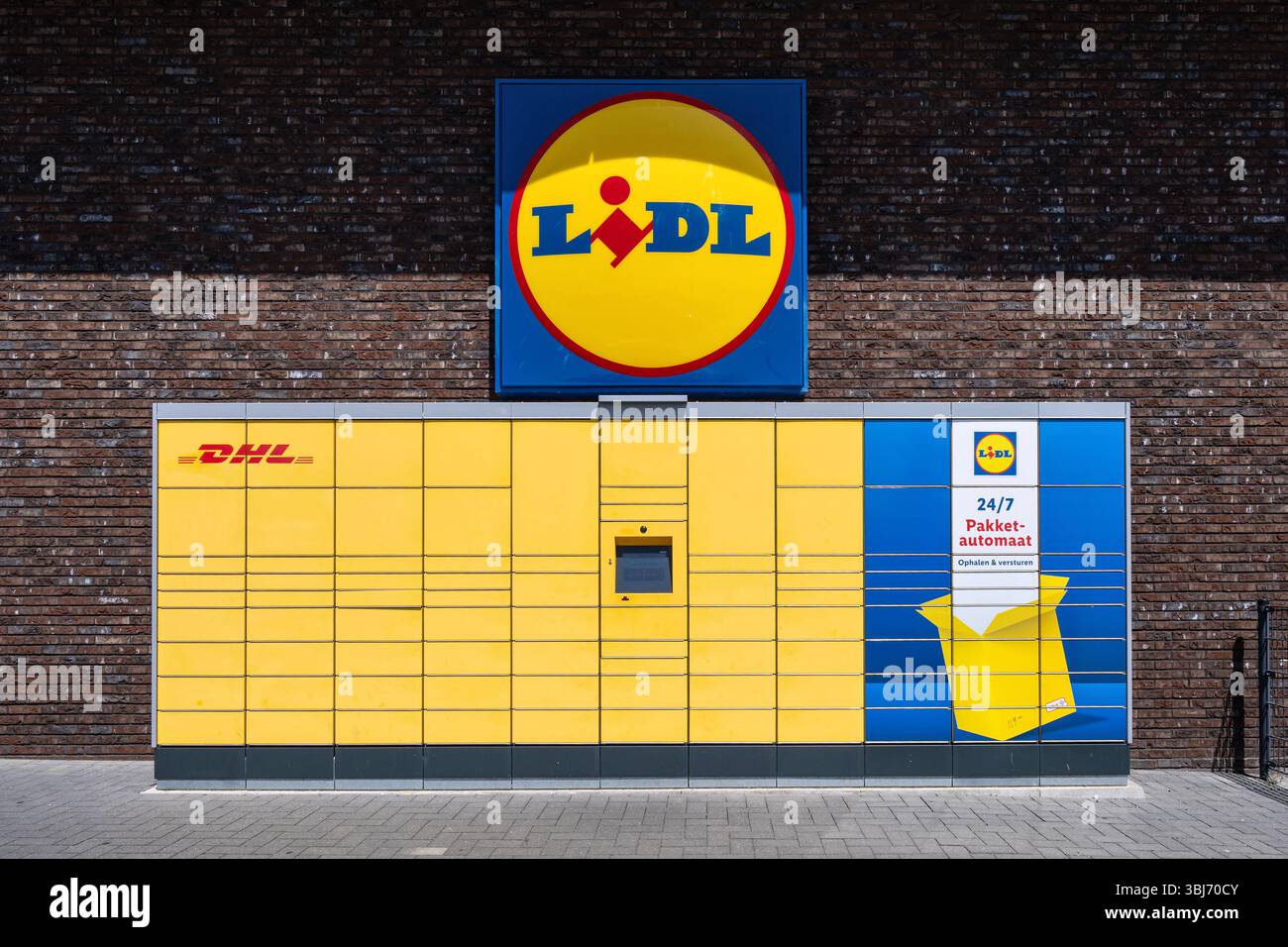 DHL-Paketschließfach am Lidl-Discounter Stockfoto