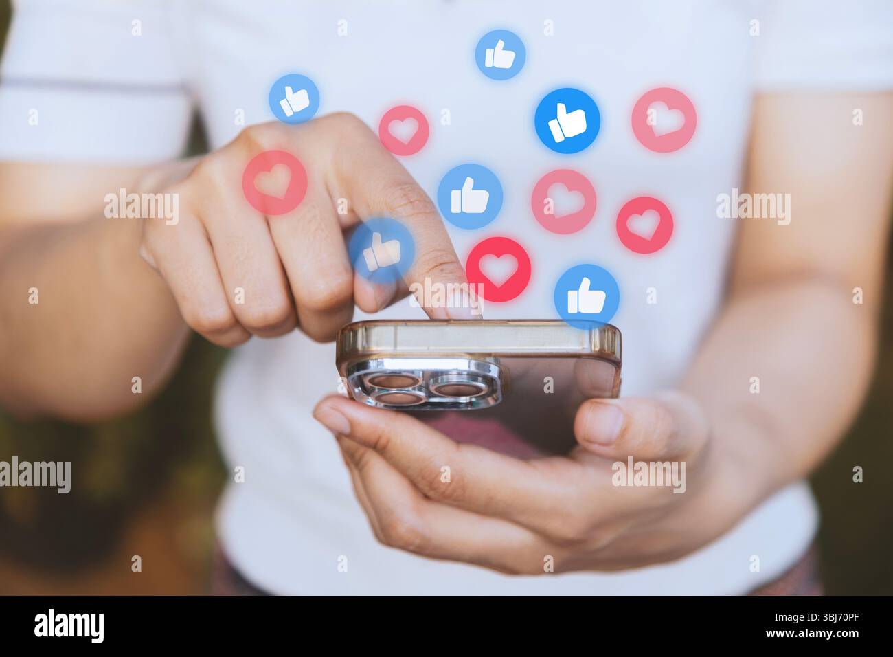 Frau sucht in sozialen Medien nach Likes und Herzen auf Smartphones. Teilen und Kommentieren sozialer Netzwerke in der Online-Community, Telefon halten und Stockfoto