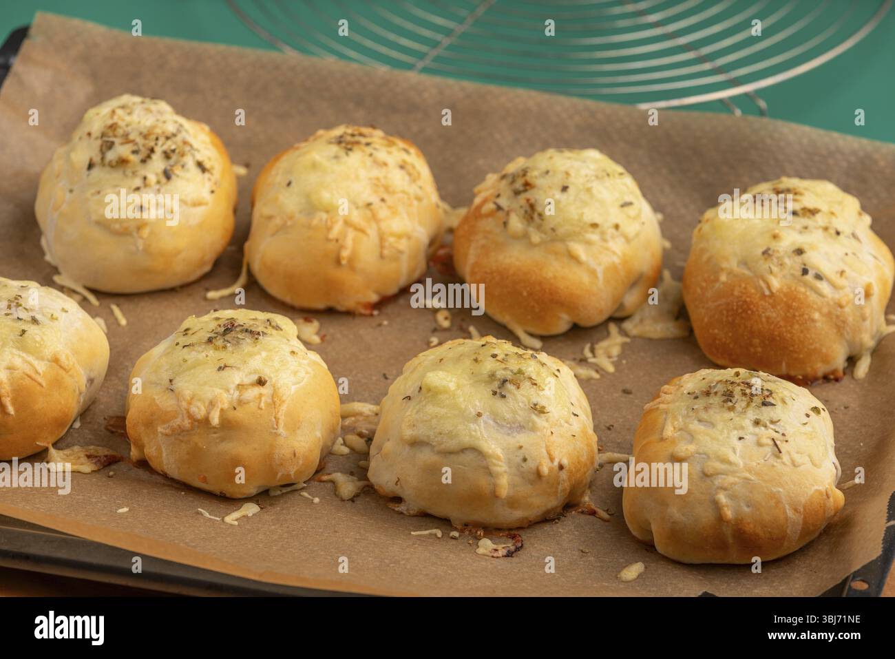 Gebackene Pizza, Kugeln mit geschmolzenem Käse, frisch aus dem Ofen Stockfoto