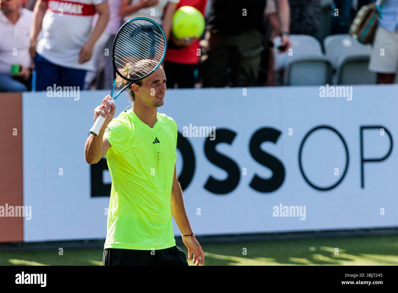 Stuttgart, Deutschland. Juni 2025. Alexander Zverev (GER) winkt nach dem Sieg im Match gegen Brandon Nakashima (USA) BOSS OPEN ATP250; Stuttgart, Tennisclub Weissenhof am 13.06.2025 Credit: dpa/Alamy Live News Stockfoto