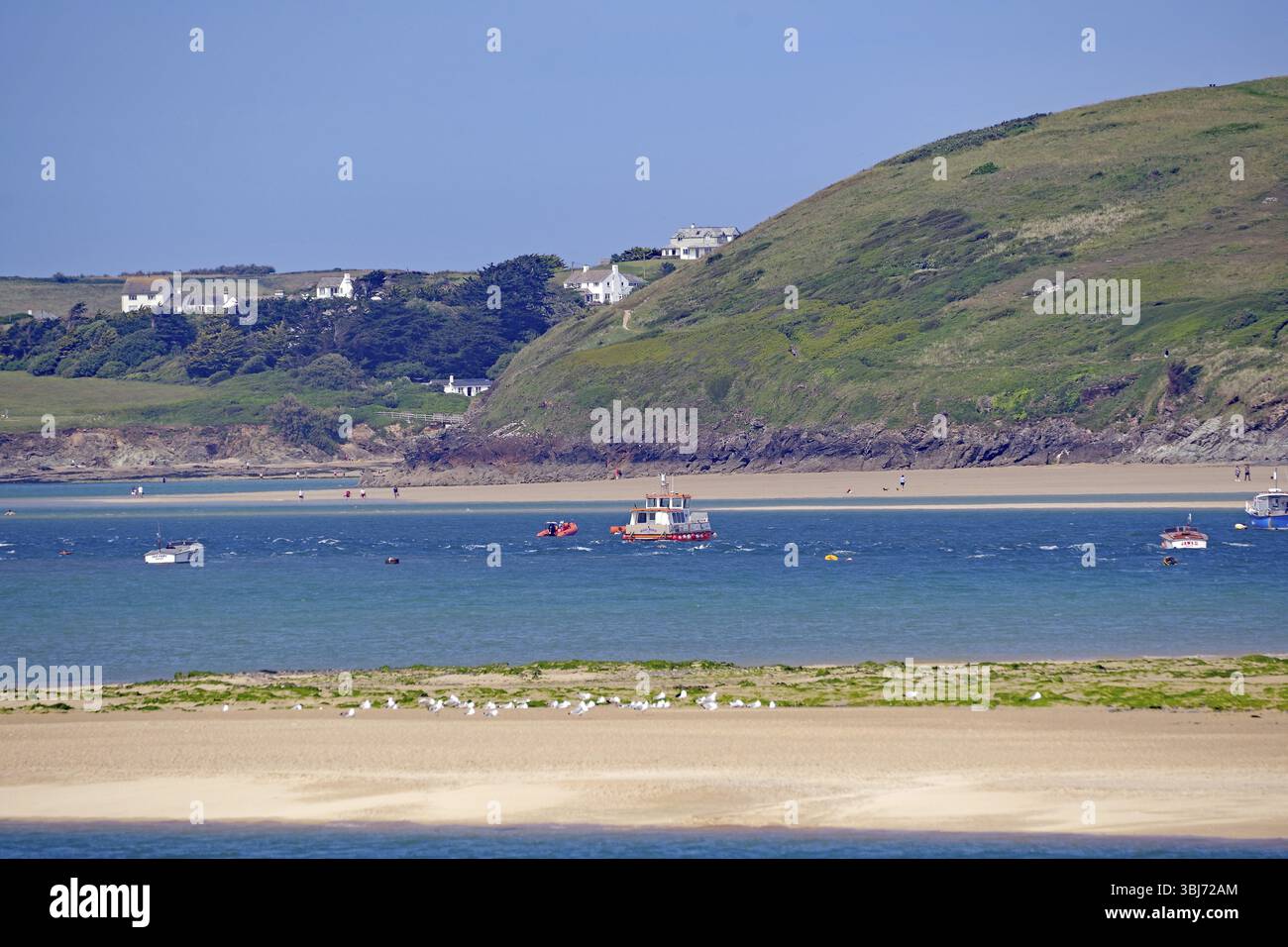 Küstenlandschaft mit Booten auf blauem Wasser und grünen bewaldeten Hügeln, Padstow, Cornwall, Cornwall, England, Vereinigtes Königreich, Europa Stockfoto